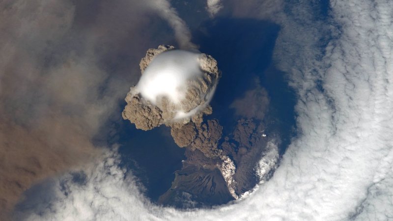 Ещё одно смертоносное природное явление, которое, тем не менее, отлично смотрится из космоса — это извержение вулкана