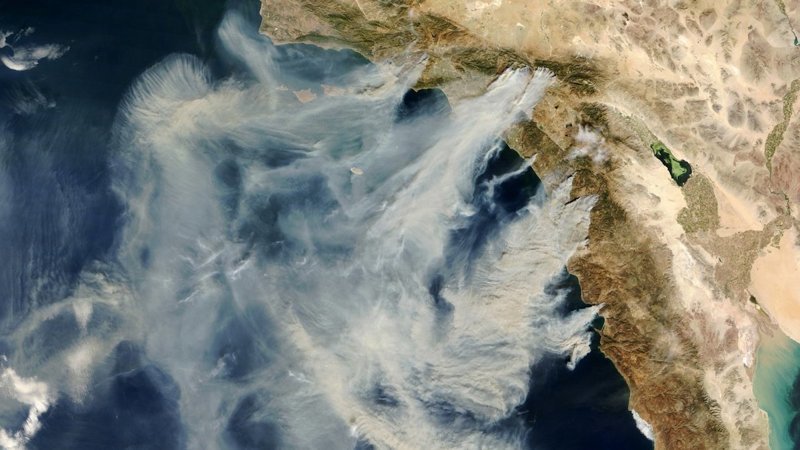 Обширные лесные пожары в Южной Калифорнии, США. Шлейфы дыма тянутся на десятки километров