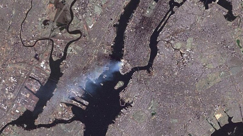 А это — след от дыма и пепла над Нью-Йорком во время теракта 11 сентября 2001 года