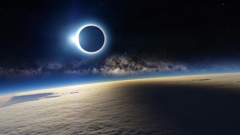 Если вас когда-нибудь будут убеждать в том, что именно так выглядит из космоса солнечное затмение — не верьте, это фейк