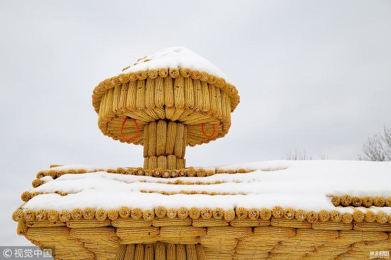Китайский крестьянин строит ферму из кукурузы