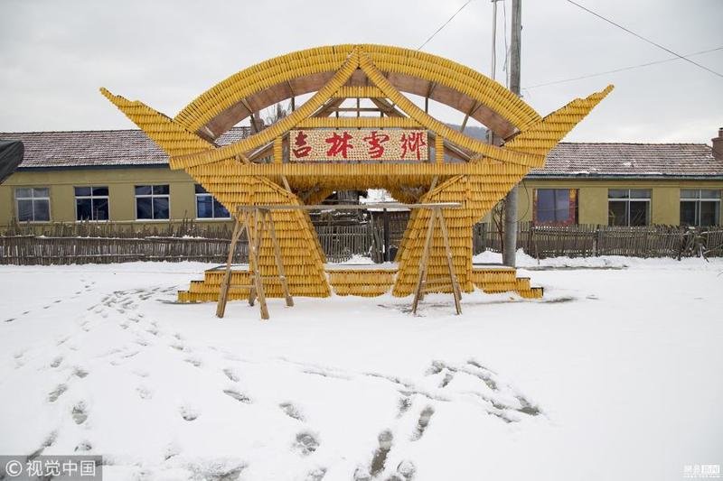 Китайский крестьянин строит ферму из кукурузы