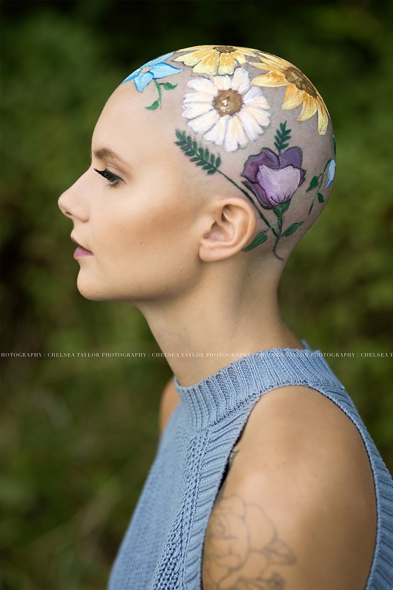 Мама украсила лысую голову своей дочери рисованными цветами, чтобы провести необычную фотосессию