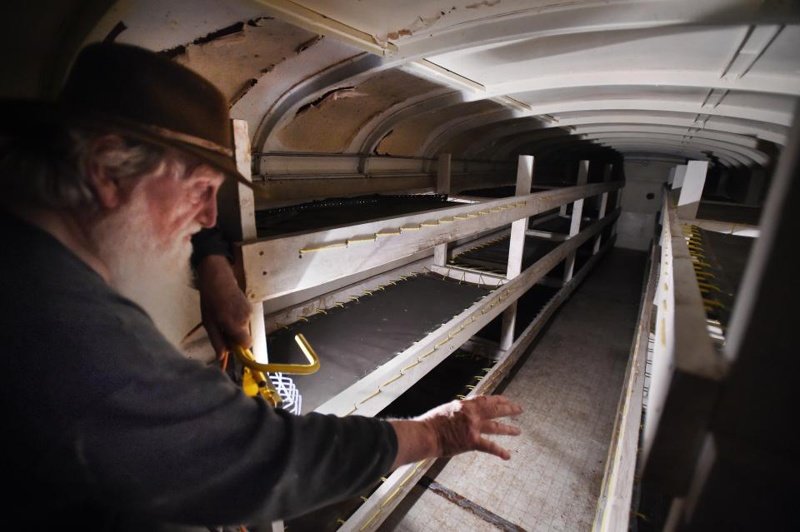Канадец 50 лет строил бункер из 42 школьных автобусов!
