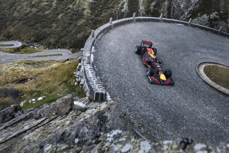 Гоночный болид Формулы-1 проехал по серпантину в Альпах