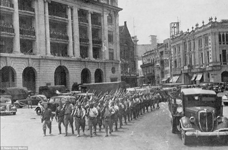 Японские войска в Сингапуре в 1942 году после победы над британцами