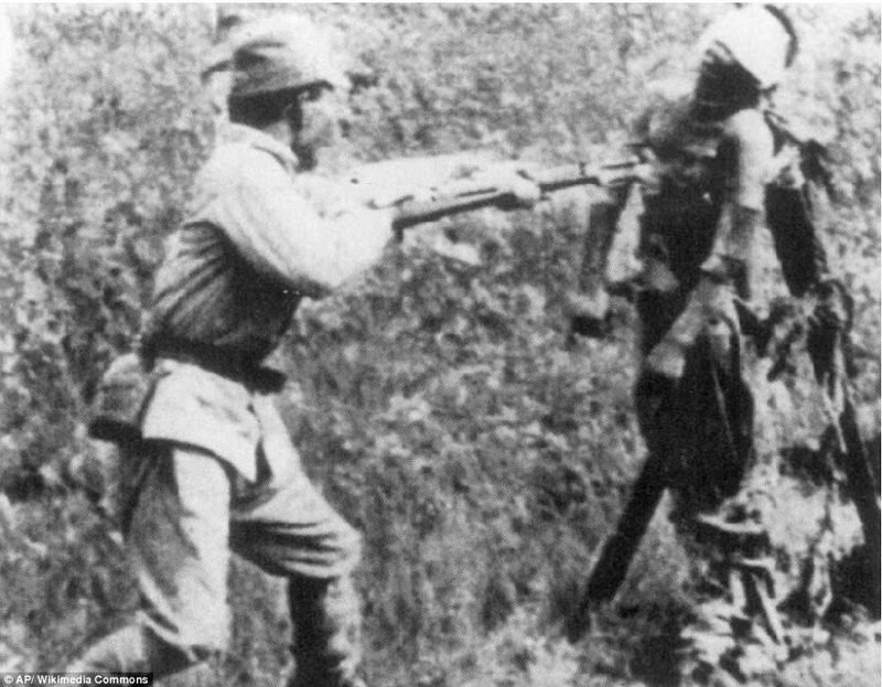Шокирующие снимки времен Второй мировой: учебная стрельба японских солдат по пленным