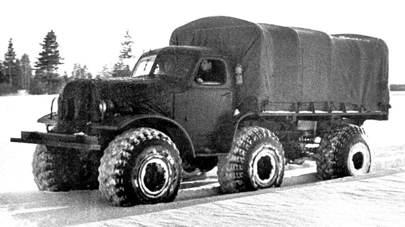  Опытный грузовик ЗИЛ-157Р с равнорасположенными мостами. 1957 год