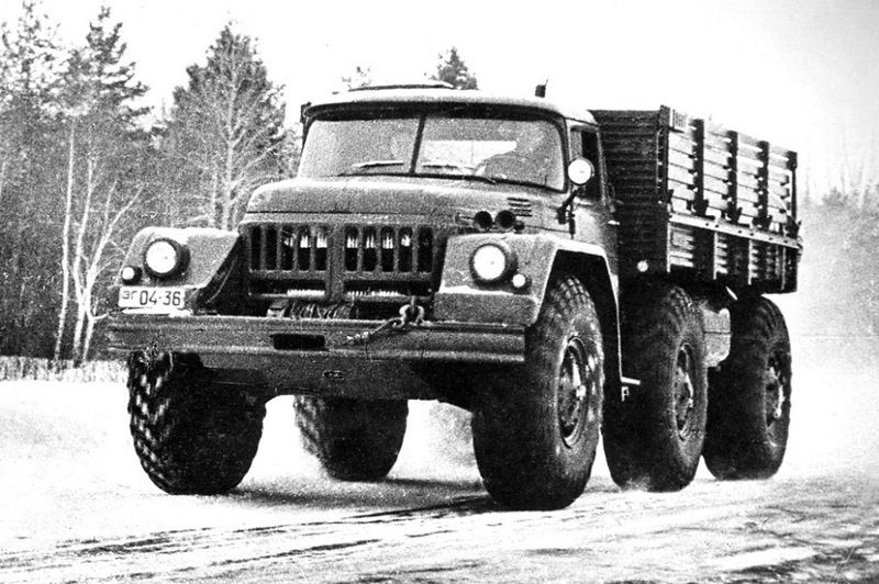 Трехосный 2,5-тонный грузовик ЗИЛ-132 с кабиной от ЗИЛ-131. 1960 год