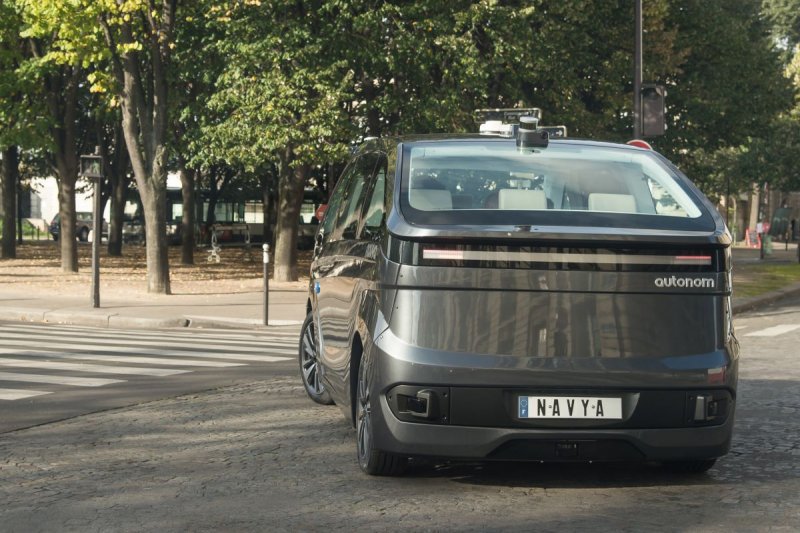 В Париже тестируют беспилотное такси