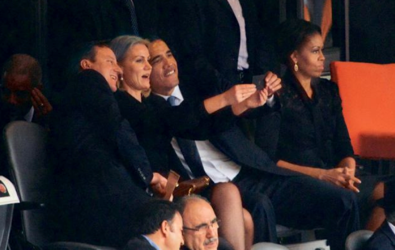 4. Экс-президент Обама, премьер-министры Англии и Дании делают веселое селфи на похоронах Манделы, 2014 