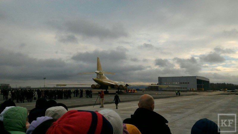 В Казани выкатили новый ракетоносец Ту-160