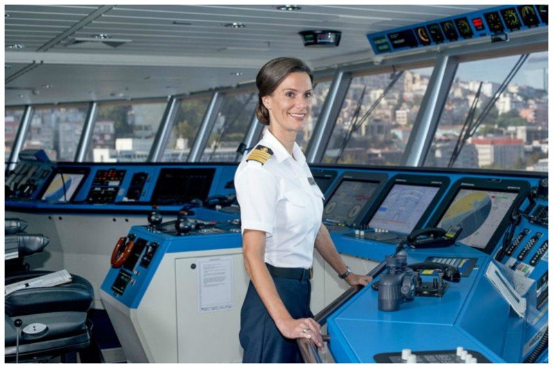 Кейт МакКей  (39 лет) стала в 2016 году первой женщиной-капитаном круизного судна в США и одновременно самым молодым капитаном подобного судна.