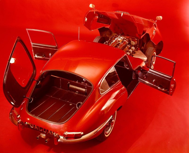 Jaguar E-type (1961 г.). Обратите внимание на модную заднюю дверь, как у хэтчбэка и капот, откидывающийся вместе с крыльями