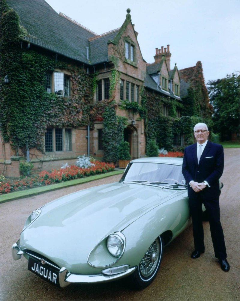 Сэр Уильям Лайонс позирует рядом с Jaguar E