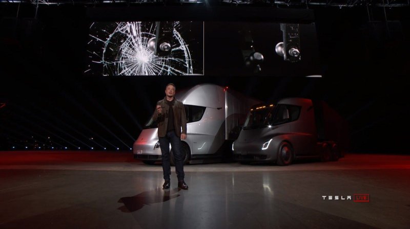 Илон Маск показал электрический грузовик и очень быстрый спорткар