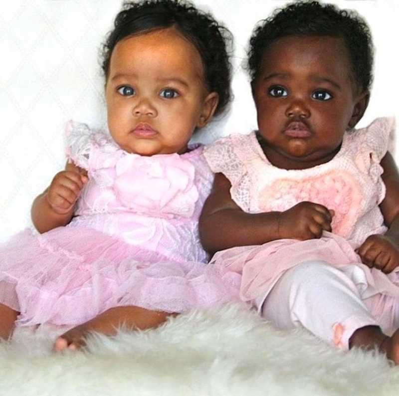 Близнецы разного цвета кожи фото
