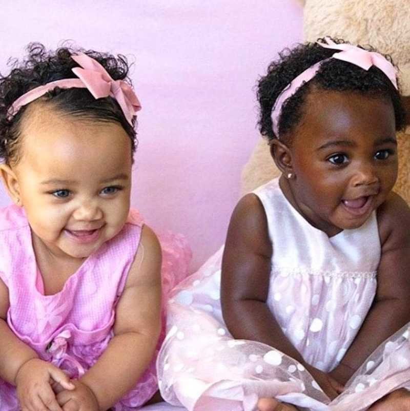 Двойняшки с разным цветом кожи покорили Инстаграм*