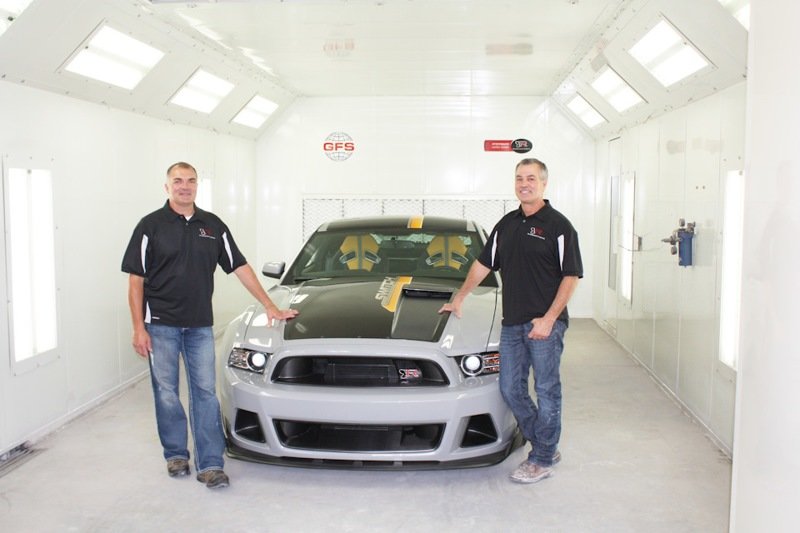 Братья Ринг позируют в покрасочной камере с одним из своих проектов другого рода — 2013 Mustang Switchback, который не имеет отношения к Pro-Touring