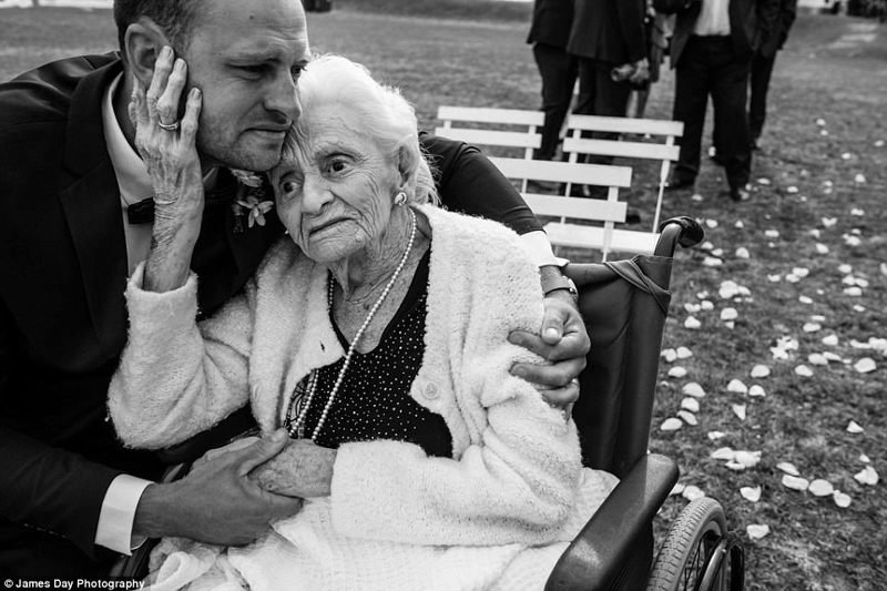 Бабушка можно у тебя пожить 118. Дедушка обнимает бабушку. Свадьба бабушки. Бабушка на свадьбе внука.