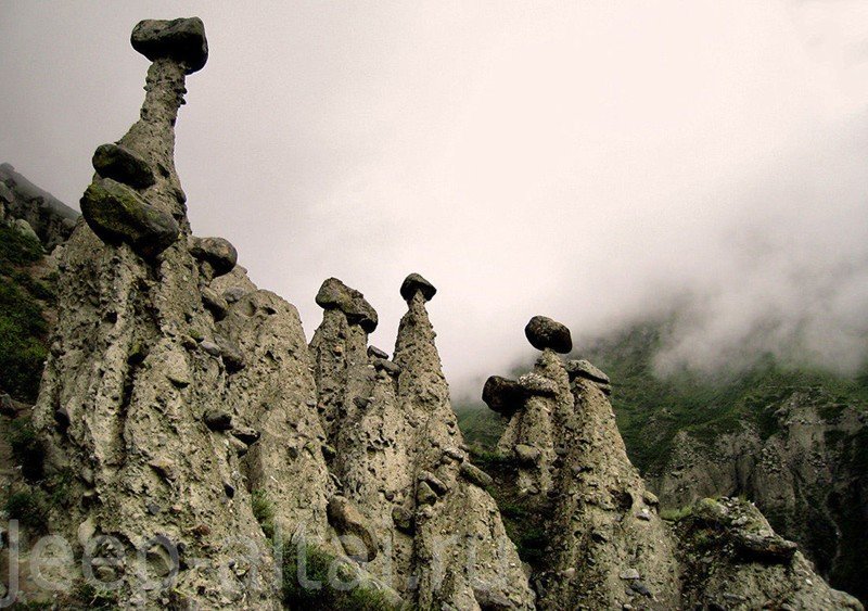 Урочище Аккурум, каменные грибы