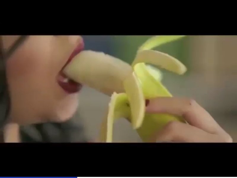 Египетскую певицу арестовали за клип, где она "развратно ест банан"