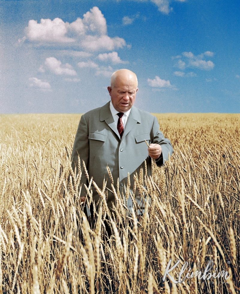 Никита Хрущев в поле, Казахстан. Фото Валентина Соболева