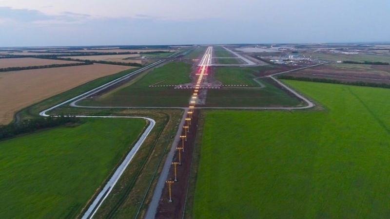 В аэропорту Платов приземлились первые самолеты