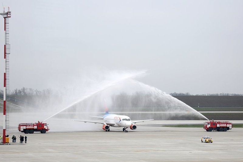 В аэропорту Платов приземлились первые самолеты