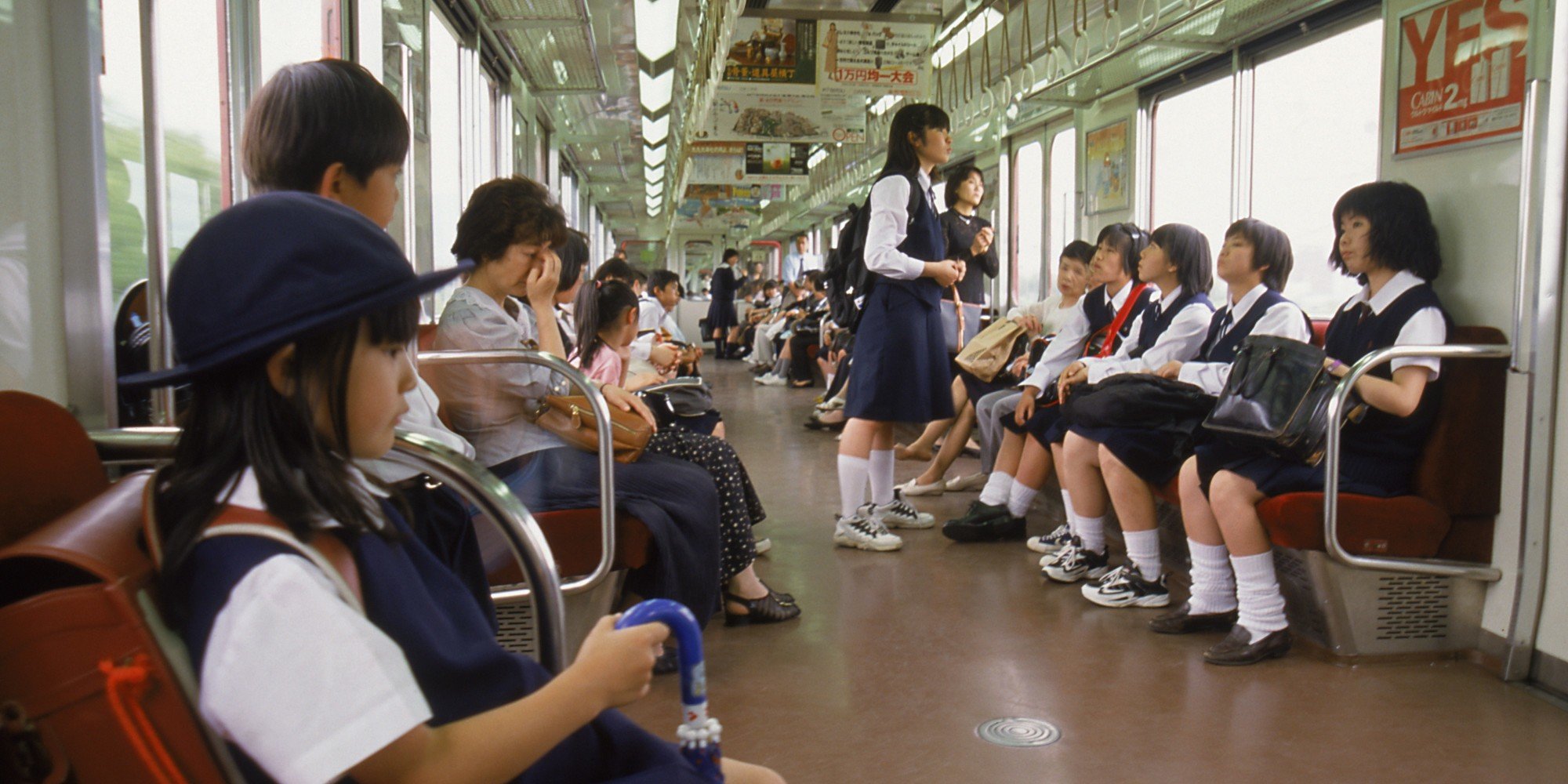 Лапаю япония. Вагон метро Токио. Японцы в транспорте. Японские девушки в транспорте. Японцы в общественном транспорте.