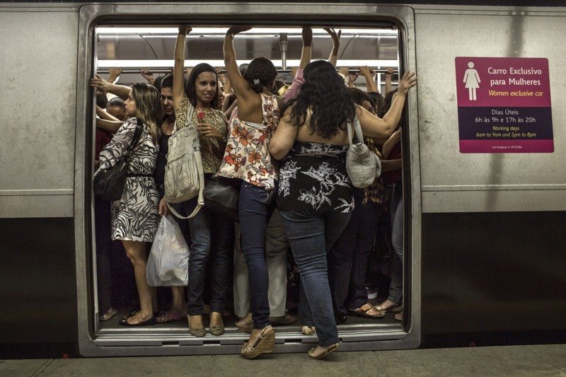 Женские вагоны метро: необходимость или роковая ошибка?
