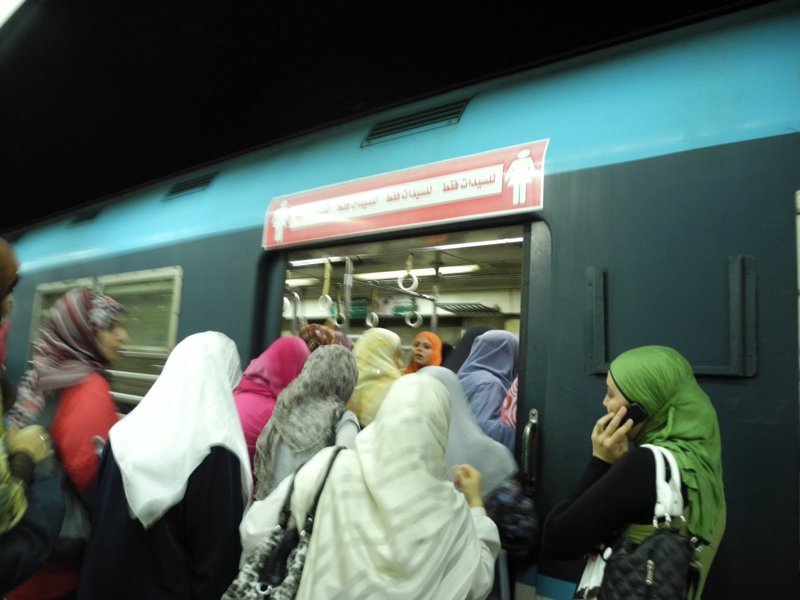 Женские вагоны метро: необходимость или роковая ошибка?