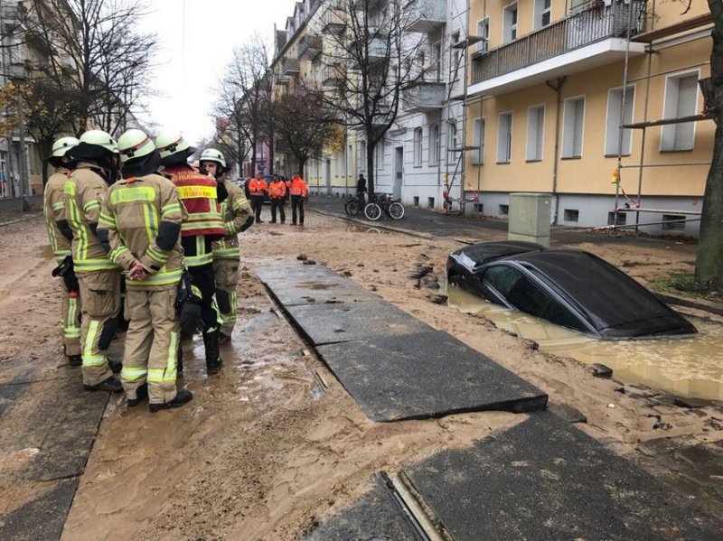 В Берлине автомобиль утонул прямо в центре города
