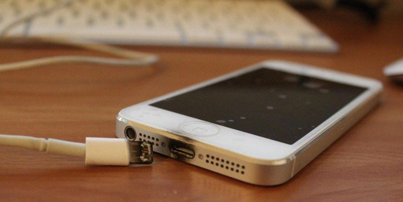 В Доминикане школьница прикоснулась к зарядке смартфона и умерла