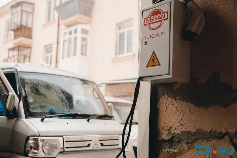 «Заправка до полного бака — всего 8 рублей»: история тюменца, который ездит на электромобиле