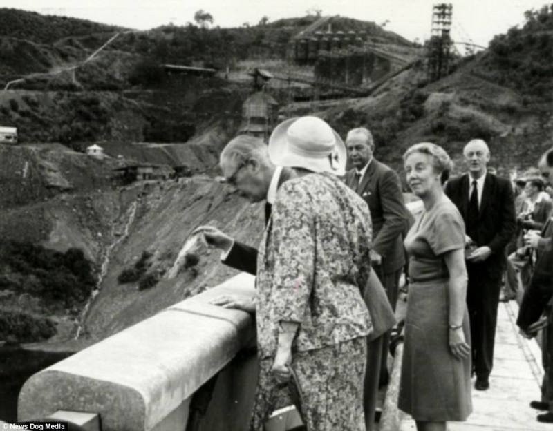 Бывший премьер-министр Великобритании Гарольд Макмиллан на Кариба ГЭС (р. Замбези) во время своего визита в январе 1960 г.