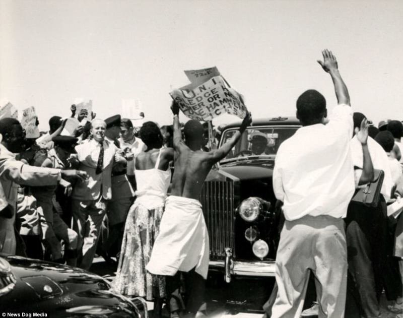 Протестующие во время визита в страну секретаря министерства по делам колоний Великобритании Иана Маклеода, март 1960 г.