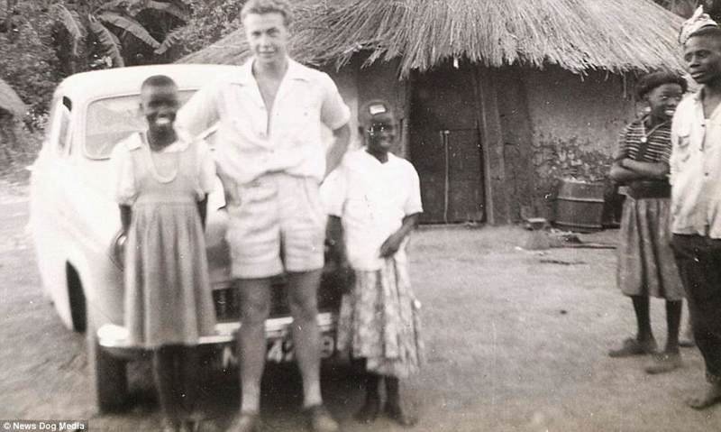 Белый поселенц позирует с коренными жителями Родезии, 1910 г.