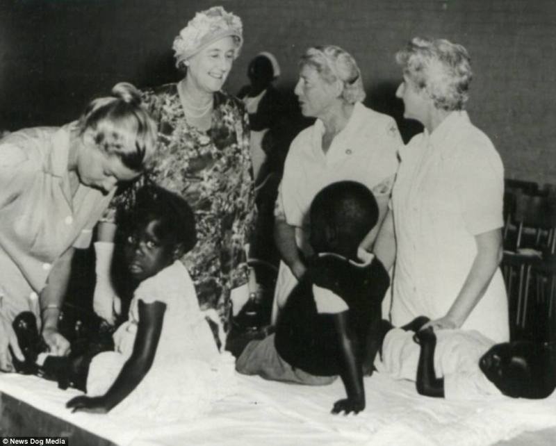 Леди Дороти Макмиллан, жена премьер-министра Великобритании, в родезийской больнице, январь 1960 г.