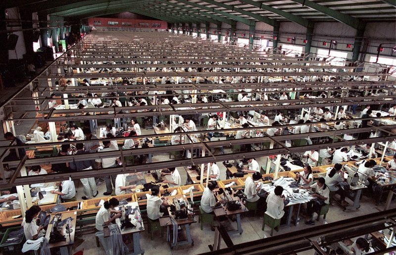 12. В то время как на заводе Nike во Вьетнаме, каждые 5 секунд работники зарабатывают $0,00012