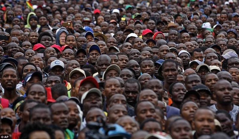 18 ноября в Хараре, столице Зимбабве, прошли массовые акции протеста против режима Мугабе, участниками которых стали десятки тысяч зимбабвийцев 