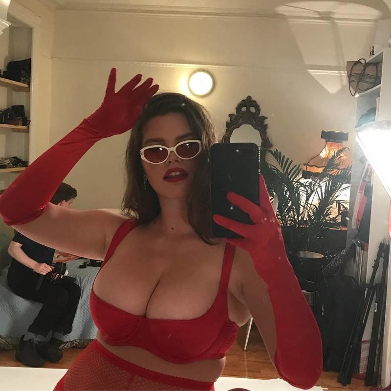 Нарушая традиции: Playboy снял модель plus-size в эротической фотосессии