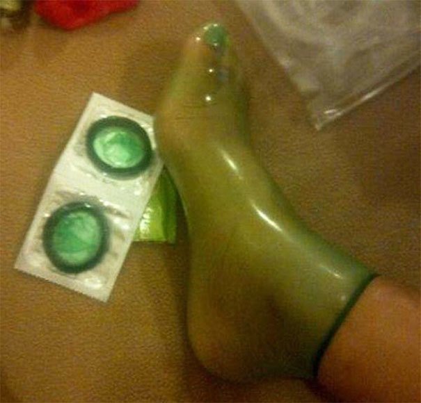 Используйте презервативы как водонепроницаемые носки!