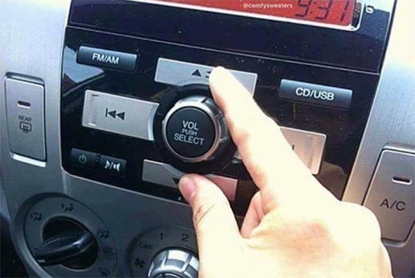 Если ваша машина издает странные звуки, увеличивайте громкость радио до тех пор, пока не перестанете их слышать