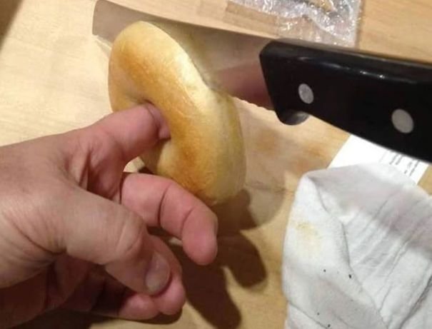 Чтобы ровно разрезать пончик вдоль, просуньте в него палец - для устойчивости!