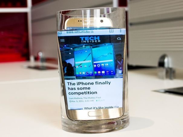 Вы можете легко увеличить экран смартфона, поместив его в стакан с водой