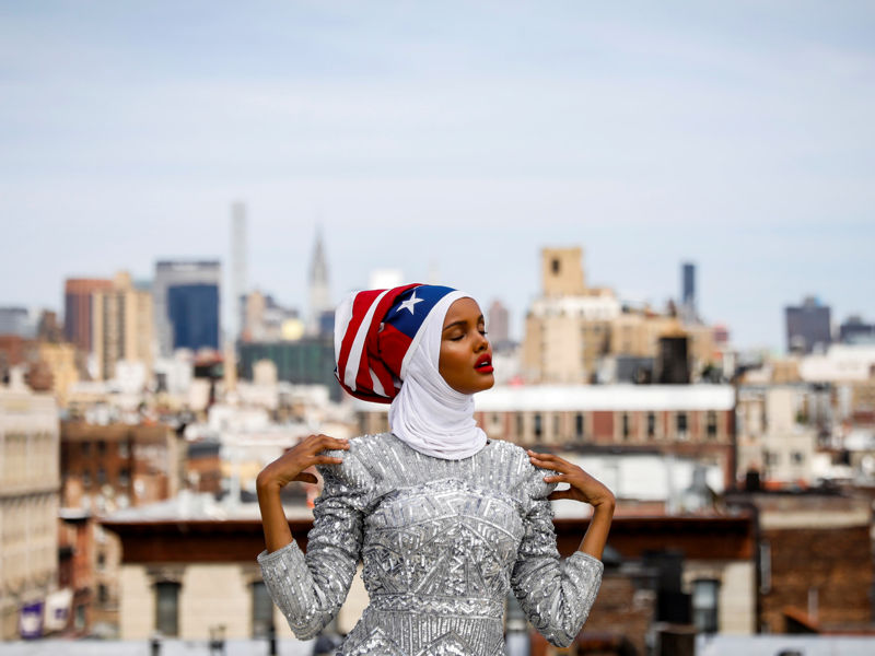 9. Больше не беженец: Халима Аден первая позирует в хиджабе для глянцевого журнала в Нью-Йорке