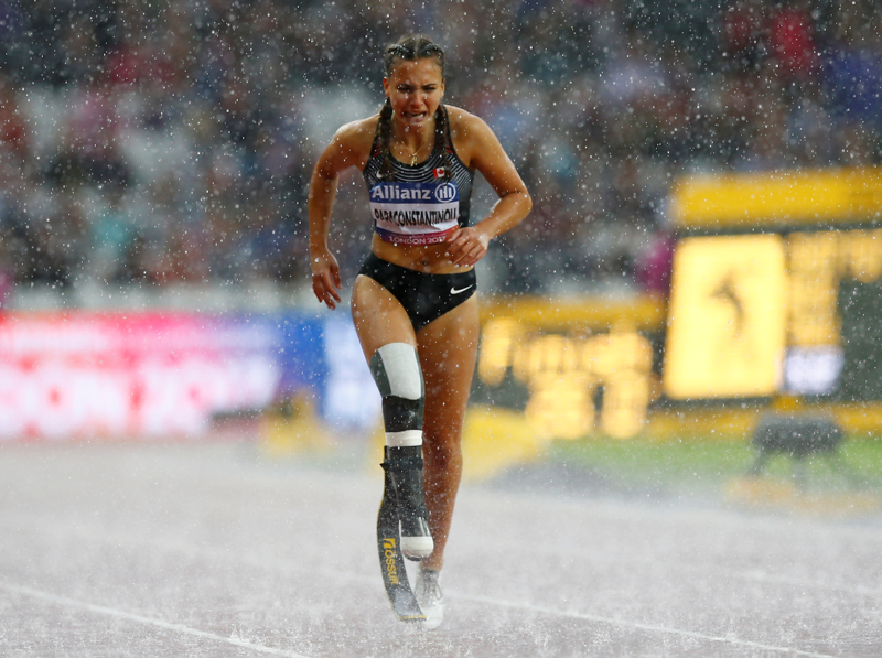 7. Дождь и слёзы. Марисса Папаконстантину (Канада) заканчивает дистанцию 200 м (категория Т44) после травмы, полученной во время бега