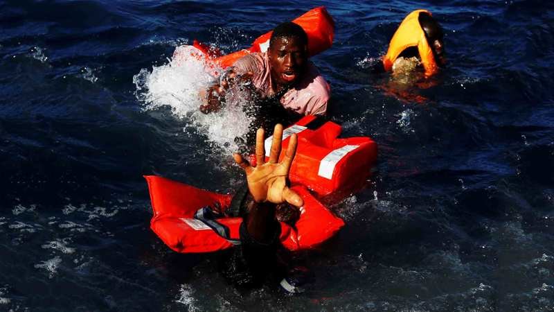 3. Спасательная операция на Мальте: паника мигрантов привела к падению с резиновой лодки  