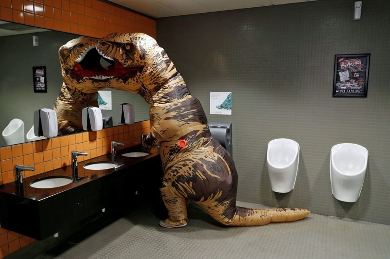 15. T-Rex в туалете на лондонском Comic Con